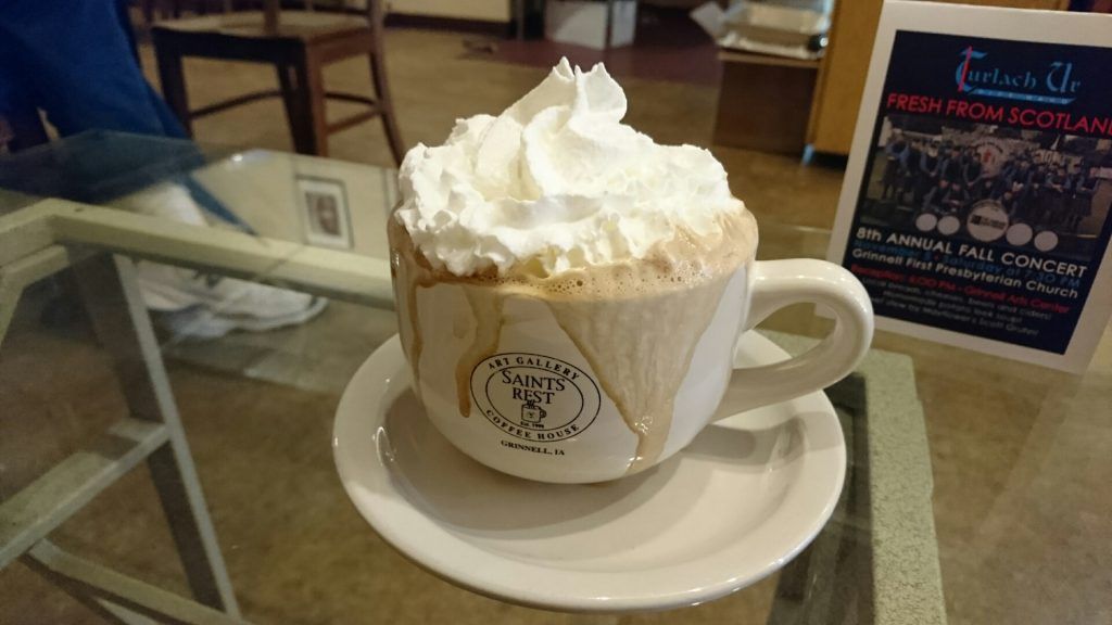 グリネル村唯一のカフェで、ジャイアントカフェモカ